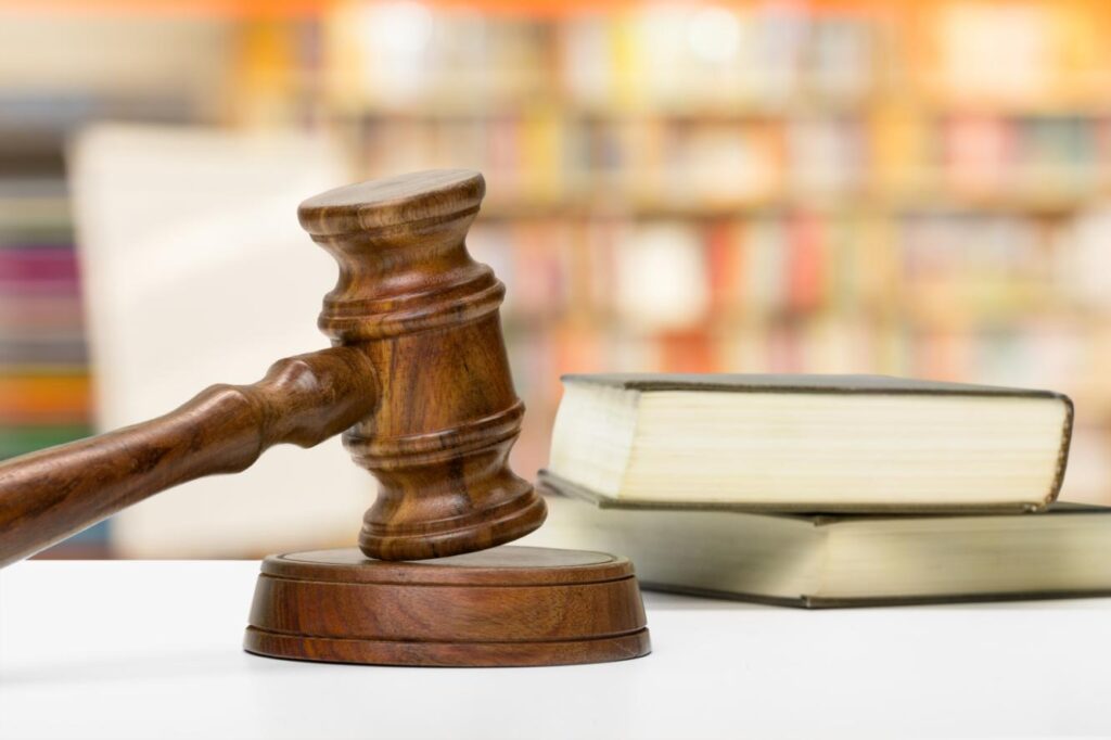 como el recurso de reposición o el recurso de alzada. Esto ocurre, por ejemplo, cuando la resolución no proviene del órgano superior jerárquico o cuando la normativa sectorial establece expresamente un recurso previo. Por ello, antes de interponer un recurso contencioso-administrativo es fundamental analizar la normativa específica que regula el acto impugnado, revisar si la resolución pone o no fin a la vía administrativa y determinar con precisión cuál es el cauce procedimental correcto. Un error en este punto puede llevar a la inadmisión del recurso juridico